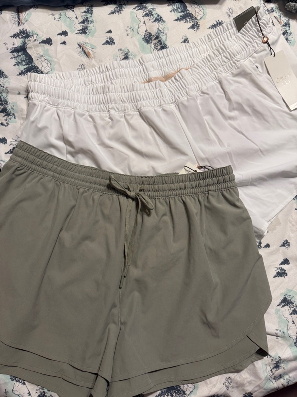 Casual Athletic Shorts Set - White & Green NEW Women’s XXL Shorts 2 Pairs